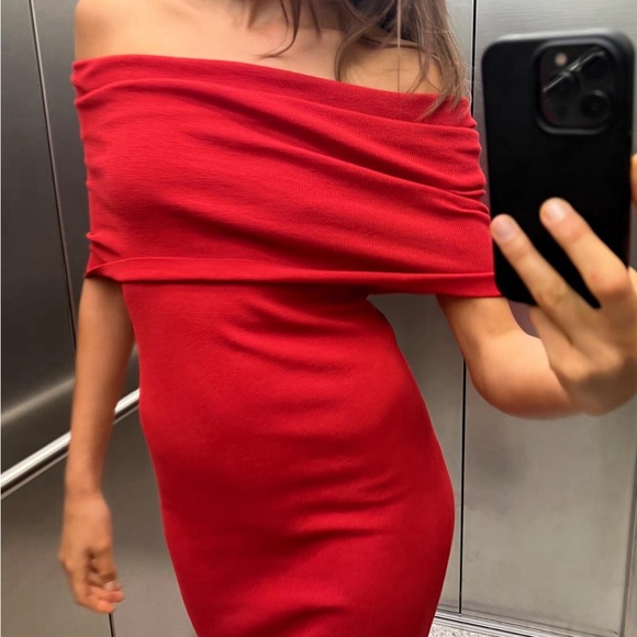 Zara OFF-THE-SHOULDER KNIT DRESS
Midi dress.
Red size M NWT - Picture 3 of 3